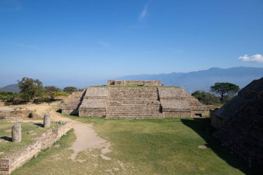 Meksika 'nın Oaxaca bölgesindeki Monte Alban antik arkeolojik kalıntılarında Conjunto Vertice Geodesico. Zapoteklerin antik başkenti ve Mesoamerika 'nın ilk şehirlerinden biri..