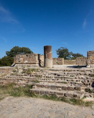 Meksika 'nın Oaxaca bölgesindeki Monte Alban antik arkeolojik kalıntılarında Conjunto Vertice Geodesico. Zapoteklerin antik başkenti ve Mesoamerika 'nın ilk şehirlerinden biri..