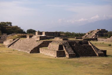 Meksika 'nın Oaxaca bölgesindeki Monte Alban' ın antik arkeolojik kalıntıları. Zapoteklerin antik başkenti ve Mesoamerika 'nın ilk şehirlerinden biri..