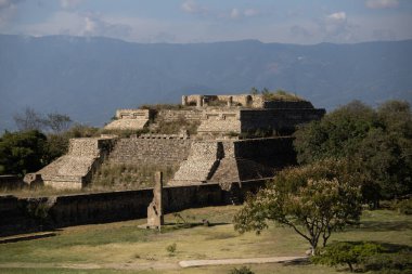 Meksika 'nın Oaxaca bölgesindeki Monte Alban' ın antik arkeolojik kalıntıları. Zapoteklerin antik başkenti ve Mesoamerika 'nın ilk şehirlerinden biri..