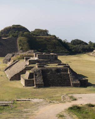 Meksika 'nın Oaxaca bölgesindeki Monte Alban' ın antik arkeolojik kalıntıları. Zapoteklerin antik başkenti ve Mesoamerika 'nın ilk şehirlerinden biri..