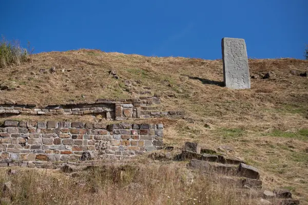 Meksika, Oaxaca 'daki Monte Alban kalıntılarında sütunlar ve yontulmuş taşlar..