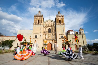 Oaxaca, Meksika; 1 Ocak 2025: Çin ve Oaxaca 'nın Titlich' leri tarafından temsil edilen katedralin önünde halk geçidi ve dans.