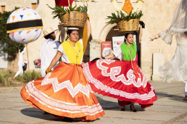 Oaxaca, Meksika; 1 Ocak 2025: Çin ve Oaxaca 'nın Titlich' leri tarafından temsil edilen katedralin önünde halk geçidi ve dans.