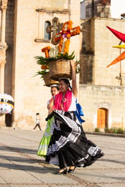 Oaxaca, Meksika; 1 Ocak 2025: Çin ve Oaxaca 'nın Titlich' leri tarafından temsil edilen katedralin önünde halk geçidi ve dans.