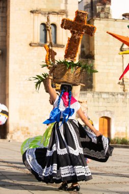 Oaxaca, Meksika; 1 Ocak 2025: Çin ve Oaxaca 'nın Titlich' leri tarafından temsil edilen katedralin önünde halk geçidi ve dans.