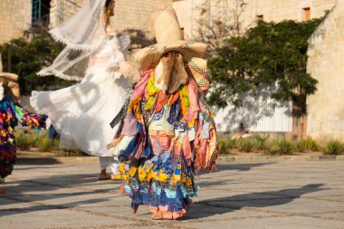 Oaxaca, Meksika; 1 Ocak 2025: Çin ve Oaxaca 'nın Titlich' leri tarafından temsil edilen katedralin önünde halk geçidi ve dans.