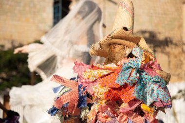 Oaxaca, Meksika; 1 Ocak 2025: Çin ve Oaxaca 'nın Titlich' leri tarafından temsil edilen katedralin önünde halk geçidi ve dans.