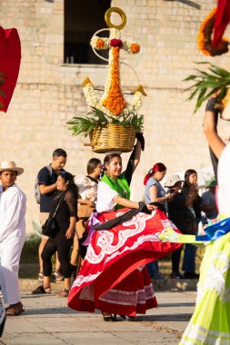 Oaxaca, Meksika; 1 Ocak 2025: Çin ve Oaxaca 'nın Titlich' leri tarafından temsil edilen katedralin önünde halk geçidi ve dans.