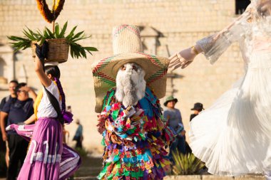 Oaxaca, Meksika; 1 Ocak 2025: Çin ve Oaxaca 'nın Titlich' leri tarafından temsil edilen katedralin önünde halk geçidi ve dans.