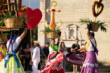 Oaxaca, Meksika; 1 Ocak 2025: Çin ve Oaxaca 'nın Titlich' leri tarafından temsil edilen katedralin önünde halk geçidi ve dans.