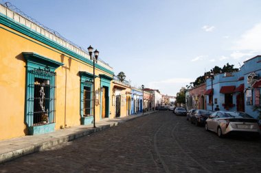 Oaxaca, Meksika; 1 Ocak 2025: Oaxaca City sokaklarında renkli ve güzel konutlar ve iş binaları.