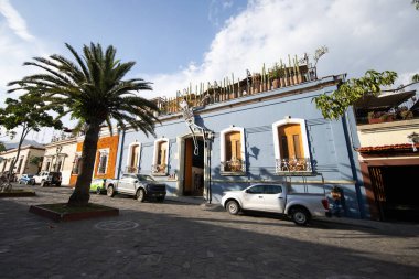 Oaxaca, Meksika; 1 Ocak 2025: Oaxaca City sokaklarında renkli ve güzel konutlar ve iş binaları.