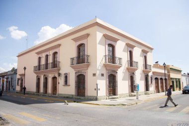 Oaxaca, Meksika; 1 Ocak 2025: Oaxaca City sokaklarında renkli ve güzel konutlar ve iş binaları.