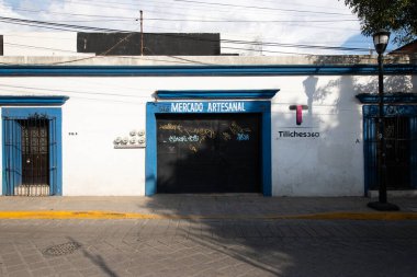 Oaxaca, Meksika; 1 Ocak 2025: Oaxaca City sokaklarında renkli ve güzel konutlar ve iş binaları.