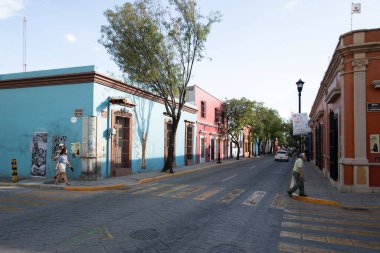 Oaxaca, Meksika; 1 Ocak 2025: Oaxaca City sokaklarında renkli ve güzel konutlar ve iş binaları.