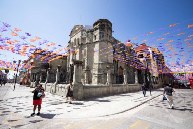 Oaxaca, Meksika; 1 Ocak 2025: Oaxaca City sokaklarında renkli ve güzel konutlar ve iş binaları.