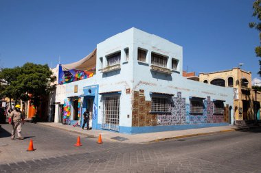 Oaxaca, Meksika; 1 Ocak 2025: Oaxaca City sokaklarında renkli ve güzel konutlar ve iş binaları.