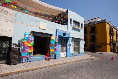 Oaxaca, Meksika; 1 Ocak 2025: Oaxaca City sokaklarında renkli ve güzel konutlar ve iş binaları.