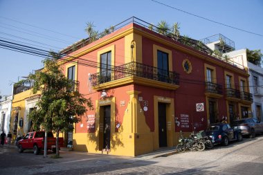 Oaxaca, Meksika; 1 Ocak 2025: Oaxaca City sokaklarında renkli ve güzel konutlar ve iş binaları.