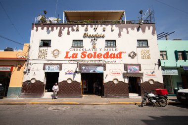 Oaxaca, Meksika; 1 Ocak 2025: Oaxaca City sokaklarında renkli ve güzel konutlar ve iş binaları.