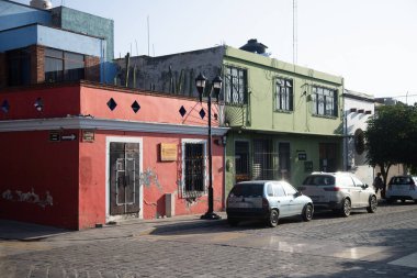 Oaxaca, Meksika; 1 Ocak 2025: Oaxaca City sokaklarında renkli ve güzel konutlar ve iş binaları.