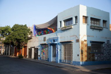 Oaxaca, Meksika; 1 Ocak 2025: Oaxaca City sokaklarında renkli ve güzel konutlar ve iş binaları.