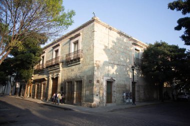 Oaxaca, Meksika; 1 Ocak 2025: Oaxaca City sokaklarında renkli ve güzel konutlar ve iş binaları.