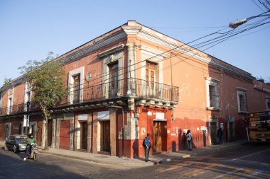 Oaxaca, Meksika; 1 Ocak 2025: Oaxaca City sokaklarında renkli ve güzel konutlar ve iş binaları.