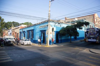 Oaxaca, Meksika; 1 Ocak 2025: Oaxaca City sokaklarında renkli ve güzel konutlar ve iş binaları.