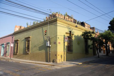 Oaxaca, Meksika; 1 Ocak 2025: Oaxaca City sokaklarında renkli ve güzel konutlar ve iş binaları.