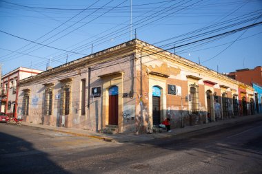 Oaxaca, Meksika; 1 Ocak 2025: Oaxaca City sokaklarında renkli ve güzel konutlar ve iş binaları.