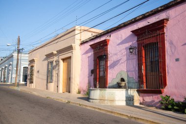 Oaxaca, Meksika; 1 Ocak 2025: Oaxaca City sokaklarında renkli ve güzel konutlar ve iş binaları.