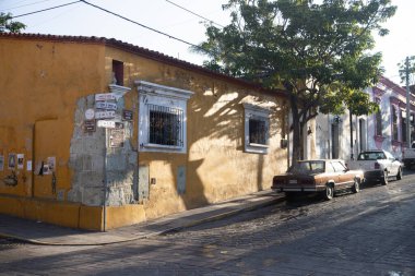 Oaxaca, Meksika; 1 Ocak 2025: Oaxaca City sokaklarında renkli ve güzel konutlar ve iş binaları.