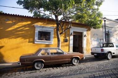 Oaxaca, Meksika; 1 Ocak 2025: Oaxaca City sokaklarında renkli ve güzel konutlar ve iş binaları.