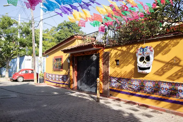 Oaxaca, Meksika; 1 Ocak 2025: Oaxaca kentindeki Xochimilco semtinin renkli caddelerinin manzarası.