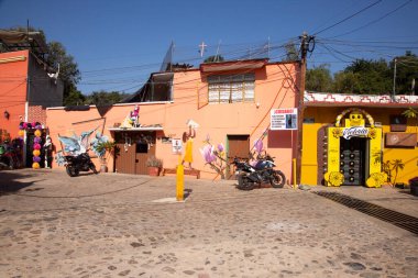 Oaxaca, Meksika; 1 Ocak 2025: Oaxaca kentindeki Xochimilco semtinin renkli caddelerinin manzarası.