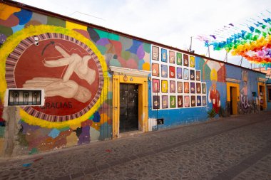 Oaxaca, Meksika; 1 Ocak 2025: Oaxaca kentindeki Jalatlaco mahallesinin sokaklarında şehir sanatı.