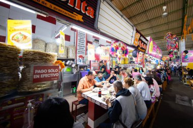 Oaxaca de Juarez, Meksika, 1 Ocak 2025: Oaxaca Juarez merkez pazarının iç ve gıda tezgahları, 20 Kasım.