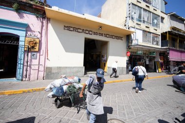 Oaxaca de Juarez, Meksika, 1 Ocak 2025: Oaxaca Juarez merkez pazarının iç ve gıda tezgahları, 20 Kasım.