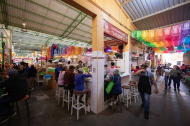 Oaxaca de Juarez, Meksika, 1 Ocak 2025: Oaxaca Juarez merkez pazarının iç ve gıda tezgahları, 20 Kasım.