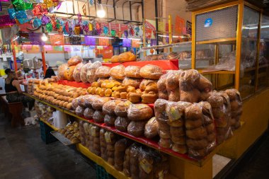 Oaxaca de Juarez, Meksika, 1 Ocak 2025: Oaxaca Juarez merkez pazarının iç ve gıda tezgahları, 20 Kasım.