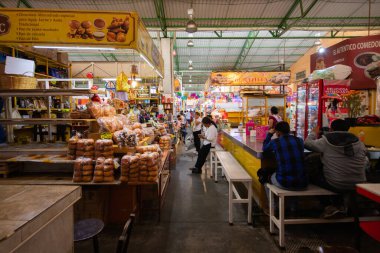 Oaxaca de Juarez, Meksika, 1 Ocak 2025: Oaxaca Juarez merkez pazarının iç ve gıda tezgahları, 20 Kasım.