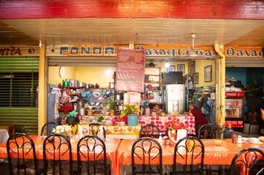 Oaxaca de Juarez, Meksika, 1 Ocak 2025: Oaxaca Sanchez Pascuas merkez pazarının iç ve gıda tezgahları.