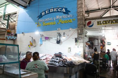 Oaxaca de Juarez, Meksika, 1 Ocak 2025: Oaxaca Sanchez Pascuas merkez pazarının iç ve gıda tezgahları.
