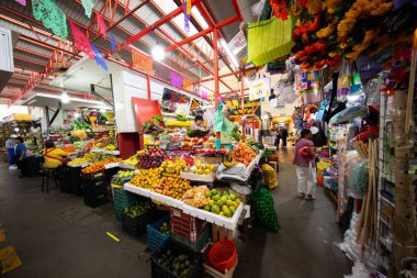 Oaxaca de Juarez, Meksika, 1 Ocak 2025: Mercado de la Merced 'in Oaxaca City' deki iç ve gıda tezgahları.