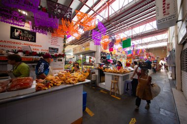 Oaxaca de Juarez, Meksika, 1 Ocak 2025: Mercado de la Merced 'in Oaxaca City' deki iç ve gıda tezgahları.