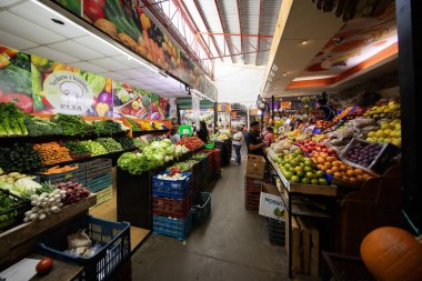 Oaxaca de Juarez, Meksika, 1 Ocak 2025: Mercado de la Merced 'in Oaxaca City' deki iç ve gıda tezgahları.