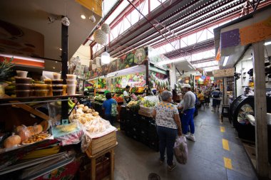 Oaxaca de Juarez, Meksika, 1 Ocak 2025: Mercado de la Merced 'in Oaxaca City' deki iç ve gıda tezgahları.