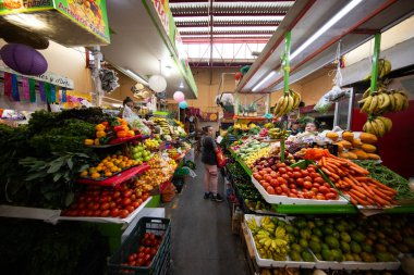 Oaxaca de Juarez, Meksika, 1 Ocak 2025: Mercado de la Merced 'in Oaxaca City' deki iç ve gıda tezgahları.